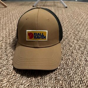 Fjallraven snap back hat. L/xl